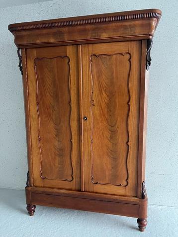 Vintage biedermeier meidenkast kleding linnen demontabel leg beschikbaar voor biedingen