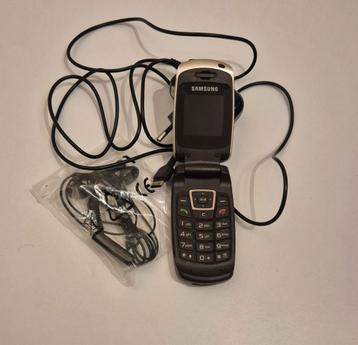 Samsung Inklapmodel Mobiel + Lader beschikbaar voor biedingen