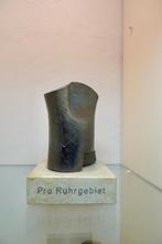 Gesigneerd kunstwerk op sokkel, Ophalen of Verzenden