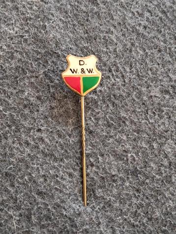 Zeldzaam vintage voetbal speldje D.W&W.  beschikbaar voor biedingen