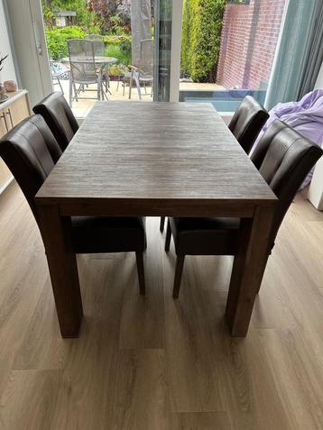 Eettafel en 4 stoelen beschikbaar voor biedingen