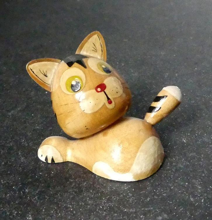 Vintage poezenbeeldje hout poes kat houten beeldje cartoon, Verzamelen, Beelden en Beeldjes, Gebruikt, Dier, Ophalen of Verzenden