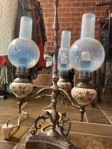 Oude staande lamp van messing beschikbaar voor biedingen