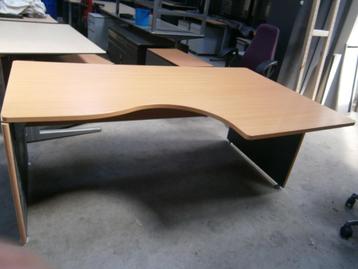 Hoek Bureaus  beschikbaar voor biedingen