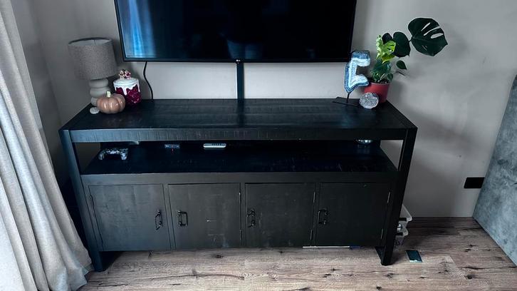 Dressoir britt zwart mango, Huis en Inrichting, Kasten | Dressoirs, Zo goed als nieuw, 150 tot 200 cm, 25 tot 50 cm, Met deur(en)