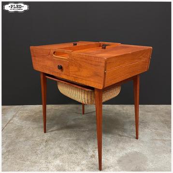 Vintage teak Deens naaikastje, sixties Kastje beschikbaar voor biedingen