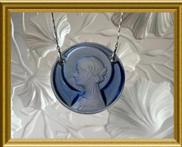 Originele Lalique blauwe glazen hanger: St. Odile, uit 1930 beschikbaar voor biedingen