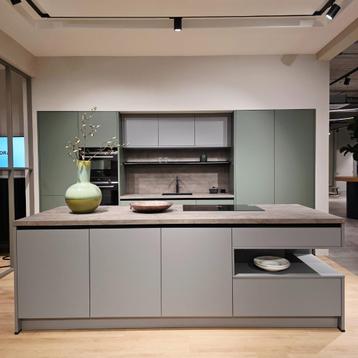 Luxe Schüller showroomkeuken met kookeiland met 25% KORTING beschikbaar voor biedingen