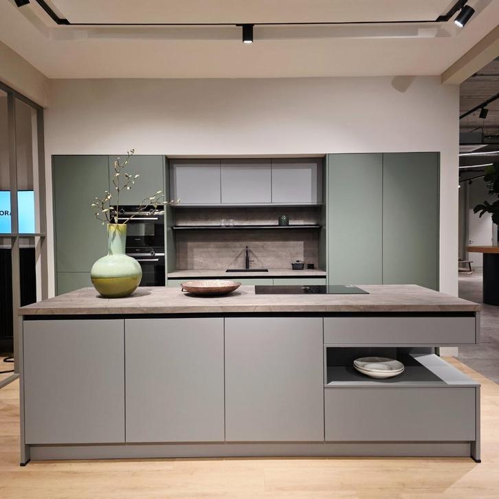 Luxe Schüller showroomkeuken met kookeiland met 25% KORTING, Huis en Inrichting, Keuken | Complete keukens, Nieuw, Overige typen