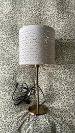 Leuke schemerlamp / tafellamp van IKEA (wit en goud kleur), Huis en Inrichting, Lampen | Tafellampen, Ophalen, Zo goed als nieuw
