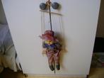 clown marionet pop 49cm h op houten schommel broek verkleurd, Verzamelen, Poppen, Ophalen of Verzenden, Gebruikt, Pop