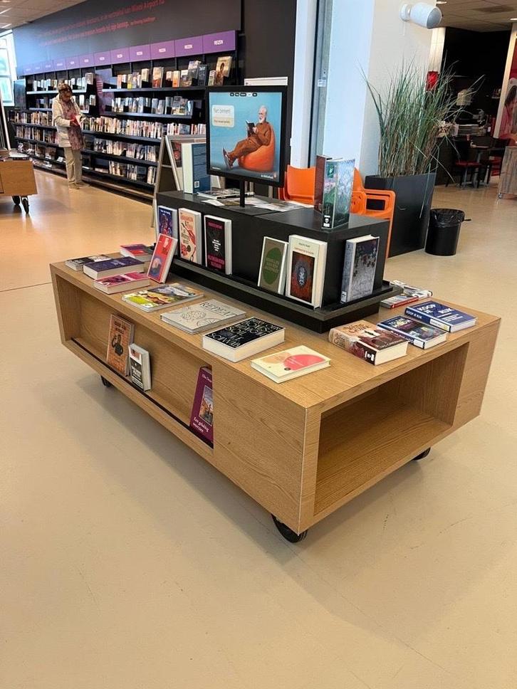 Verrijdbare grote displaytafel houtlook met displaystuk, Huis en Inrichting, Woonaccessoires | Overige, Gebruikt, Ophalen