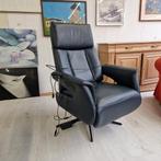 Sta op fauteuil donker blauw leer electrisch, Ophalen, ., Leer, Zo goed als nieuw