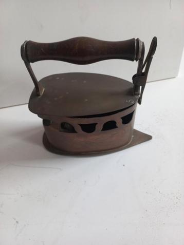 Antiek Strijkijzer met Houten Handvat beschikbaar voor biedingen