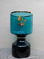 Blauw glazen beker vaas met gouden rand en bloemmotief, Antiek en Kunst, Antiek | Vazen, Ophalen of Verzenden