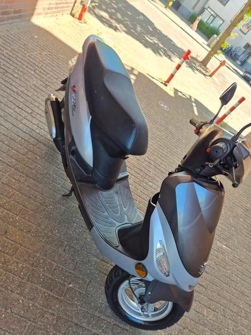 Scooter Peugeot v-clic 2013 GEEL KENTEKEN., Fietsen en Brommers, Brommeronderdelen | Scooters, Zo goed als nieuw, Ophalen of Verzenden