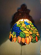 Zeer mooie Tiffany wandlamp met druiventrosjes, Huis en Inrichting, Lampen | Wandlampen, Ophalen of Verzenden, Zo goed als nieuw