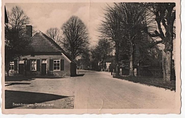 AK ~ Beekbergen ~ Dorpstraat ~ 193X, Verzamelen, Ansichtkaarten | Nederland, Gelopen, Gelderland, 1920 tot 1940, Verzenden
