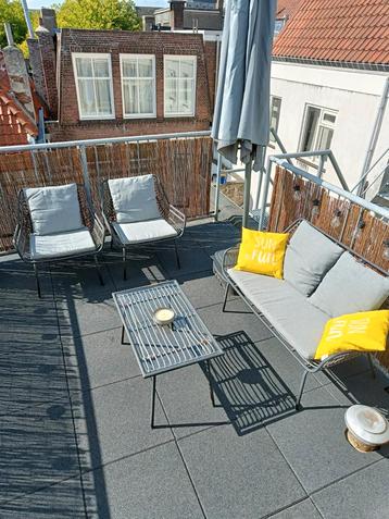 Loungeset 4 personen met kussens en tafeltje beschikbaar voor biedingen