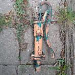 Gietijzeren waterpomp, Ophalen