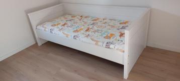 Eénpersoonsbed wit, optie: matras en/of bedhek beschikbaar voor biedingen