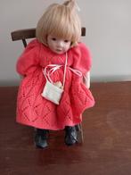 Porseleinen pop in schommelstoel, Ophalen of Verzenden, Gebruikt, Pop