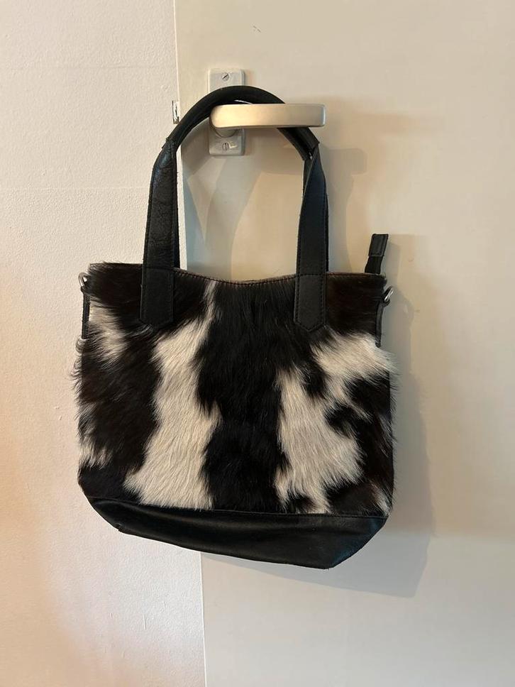 Zwart/Witte Handtas met Vacht, Sieraden, Tassen en Uiterlijk, Tassen | Damestassen, Gebruikt, Handtas, Zwart, Ophalen of Verzenden