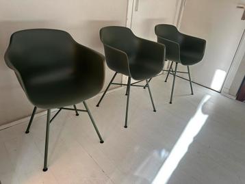 3 Kuipstoelen Mees kunststof legergroen metalen onderstel beschikbaar voor biedingen
