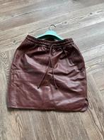 Bruine/bordeauxrode leren rok - BY Bar, Kleding | Dames, Ophalen of Verzenden, Gedragen, Boven de knie, Rood