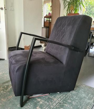 Moderne fauteuil met metalen frame beschikbaar voor biedingen