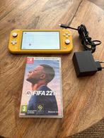 Nintendo Switch Lite Geel + FIFA 22, Spelcomputers en Games, Ophalen of Verzenden, Gebruikt