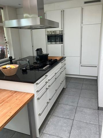 Complete keuken met kookeiland, kastenwand en tafel beschikbaar voor biedingen