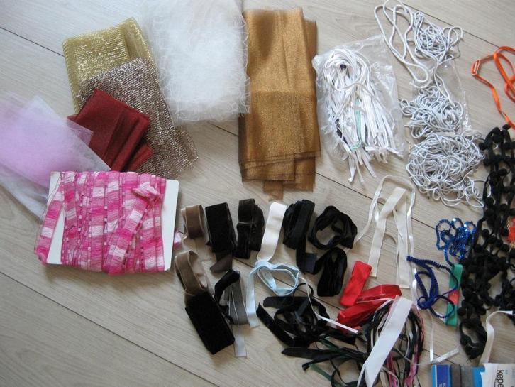 Veel naaispulletjes,Ik heb oma s naaidoos opgeruimd zie foto, Hobby en Vrije tijd, Naaien en Fournituren, Zo goed als nieuw, Ophalen