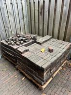 21m2 Gratis Betonnen Waaltjes, opsluitbanden en tegels., Tuin en Terras, Tegels en Klinkers, Ophalen, Gebruikt, Klinkers, 10 m² of meer