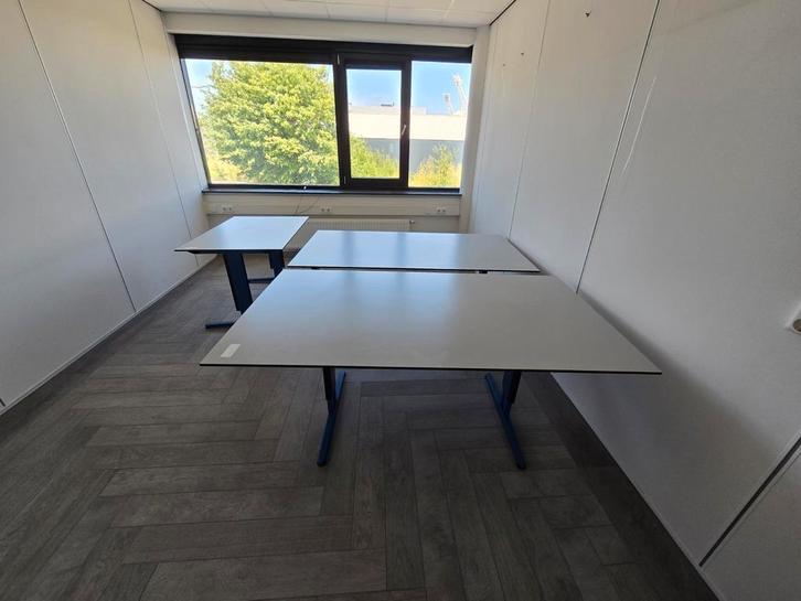 Bureau's: staal en melamine, in verschillende maten t.e.a.b., Huis en Inrichting, Bureaus, Zo goed als nieuw, In hoogte verstelbaar