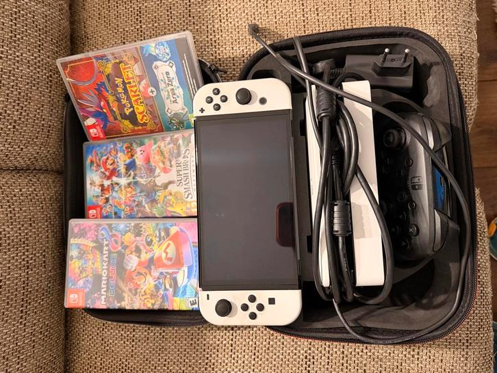 Nintendo Switch OLED + Dock + Tas + Controller + 3 Games, Spelcomputers en Games, Games | Nintendo Switch, Zo goed als nieuw, Avontuur en Actie