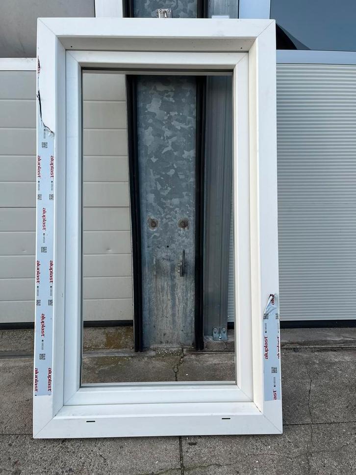 Nieuw kunststof kozijn aluplast draai kiep raam met aanslag, Doe-het-zelf en Verbouw, Kozijnen en Schuifpuien, Nieuw, Raamkozijn