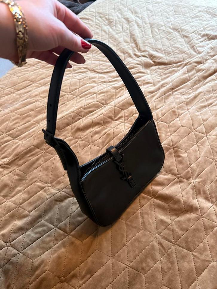 Mooi YSL Tasje - Stijlvol en Elegant, Sieraden, Tassen en Uiterlijk, Tassen | Damestassen, Zo goed als nieuw, Avondtasje, Zwart