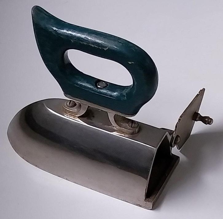Antieke kolenstrijkbout/Strijkijzer met kolencompartiment, Antiek en Kunst, Antiek | Gereedschap en Instrumenten, Ophalen of Verzenden