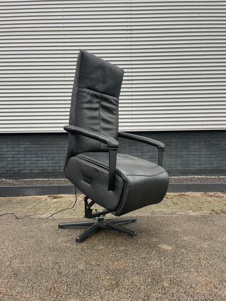 Nette elektrische zwarte sta op stoel / relax fauteuil S, Huis en Inrichting, Fauteuils, 50 tot 75 cm, Minder dan 75 cm, Ophalen