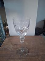 Kristallen wijnglas met geslepen details, Antiek en Kunst, Antiek | Glas en Kristal, Ophalen of Verzenden
