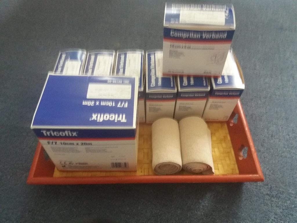 16 Zwachtel-rollen/druk-verband, met kousenband en watten., Diversen, Ophalen of Verzenden, Zo goed als nieuw