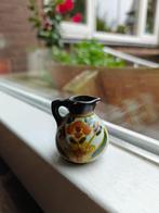 Miniatuur waterkannetje met signatuur – handbeschilderd, Ophalen of Verzenden, Zo goed als nieuw, Porselein, Overige typen