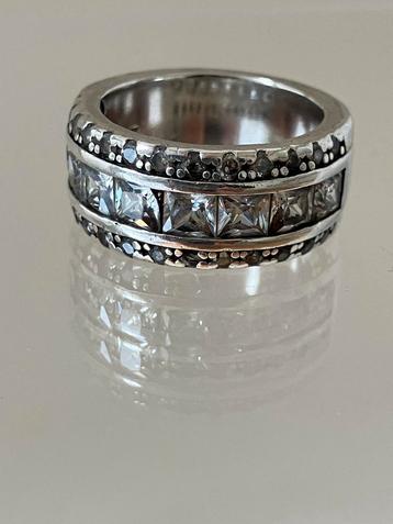 Zilveren ring met karakter beschikbaar voor biedingen