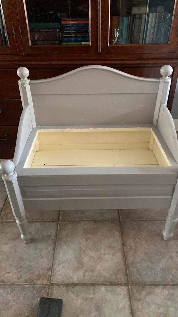 Bankje hout met  opbergruimte gratis, Antiek en Kunst, Antiek | Meubels | Bedden, Ophalen of Verzenden