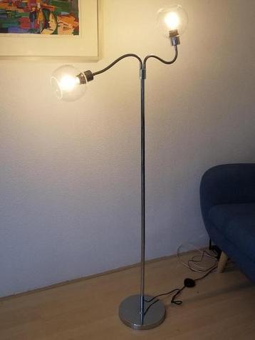 Stalamp met twee peertjes beschikbaar voor biedingen