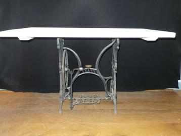 Naaimachine onderstel met grof wit houten blad beschikbaar voor biedingen