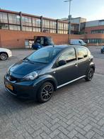 Toyota Aygo 1.0-12V 5DRS 2011 Grijs / ORGI. NL* +AIRCO/LMV, Auto's, Voorwielaandrijving, 4 stoelen, 68 pk, Origineel Nederlands