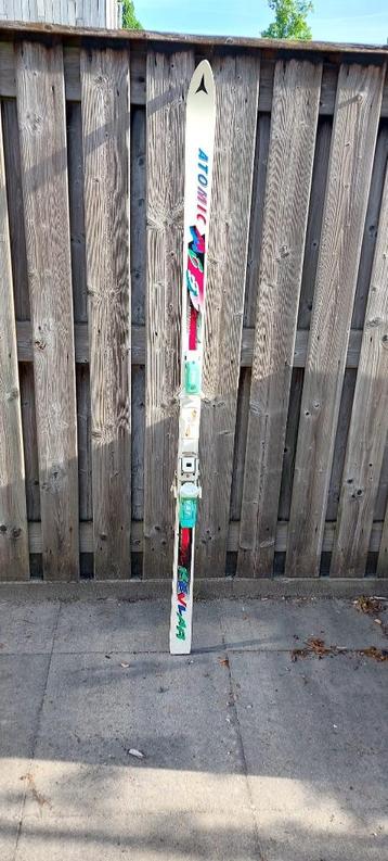 Authentieke vintage ski’s – stijlvol en zeldzaam beschikbaar voor biedingen