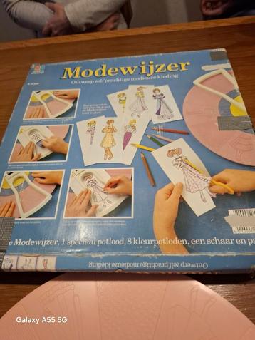 Modewijzer - Ontwerp je eigen mode! beschikbaar voor biedingen